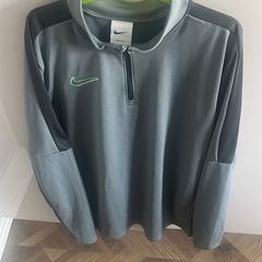 Nike boys training top