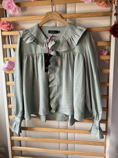 blouse Bnwt frilled collar blouse dipped back hem short feminine baloot size small (12) due to style