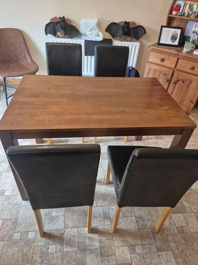 table and 4 leather chairs in great condition