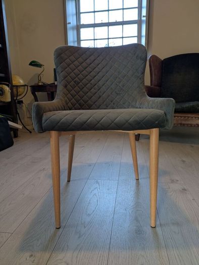 Table (80cm diameter) and 4 chairs
