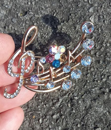 Vintage jewelry is sold individually for 5 to 10 euros