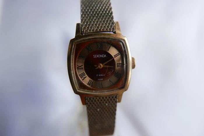 Vintage SEKONDA 1960/70s ladies wristwatch . Original Soviet production. Dial finished in burgundy and gold with black Roman numerals. Hand winding in full working order. Face showing 17 Jewels USSR. First class movement