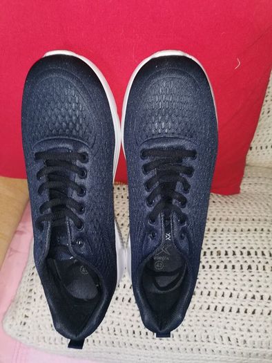men's tackies