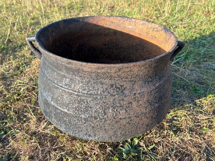 Heavy metal skillet pot