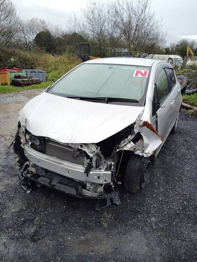 Breaking Toyota vitz 2013