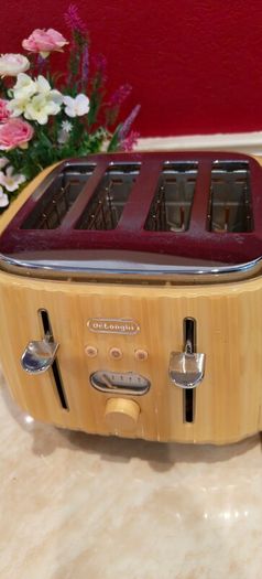 DeLonghi kettle and Toaster set