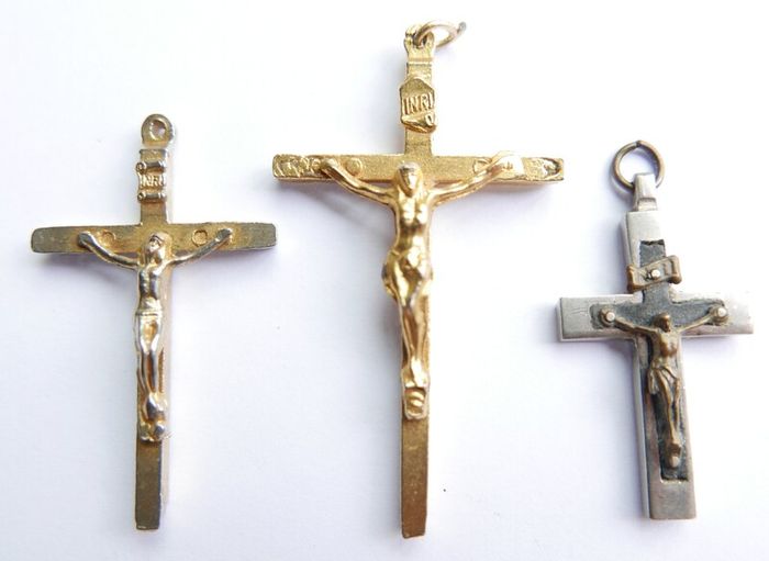 Collection of five religious crucifix and cross pendants