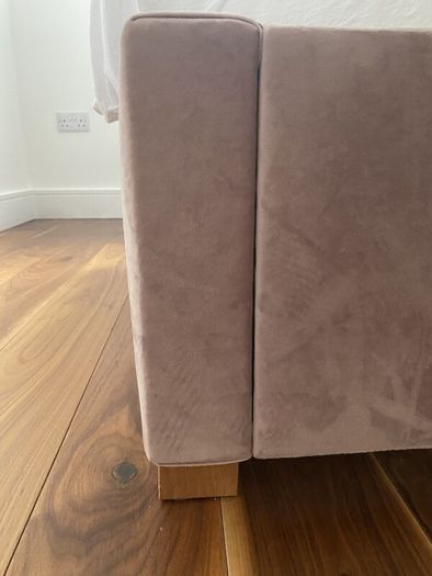 Elegant Double Bed.  Perfect condtiions. UK Made.