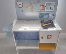 Toy medical station