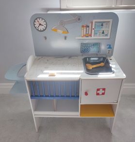 Toy medical station