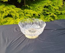 Lovely crystal fruit bowl postage possible