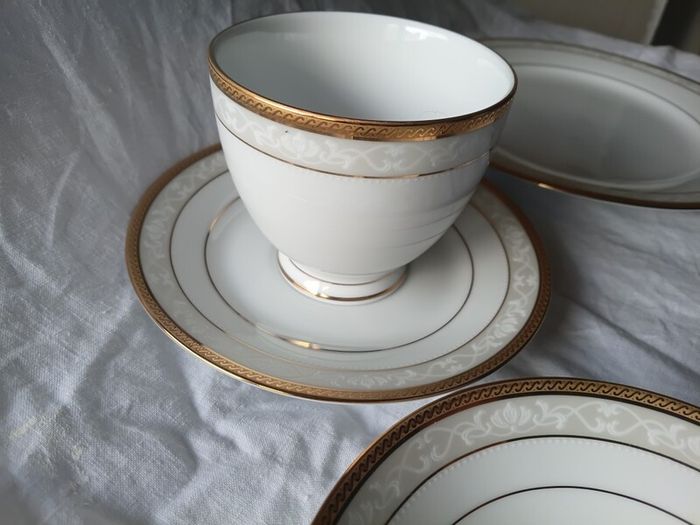 Noritake porcelain dinner set
