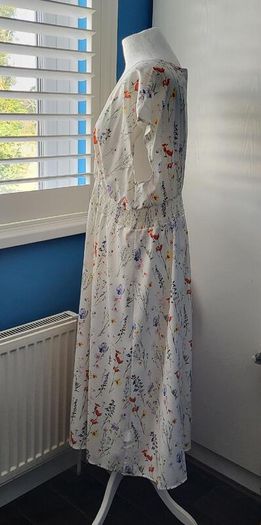 White floral sleeveless summer dress, Size 2XL / UK20