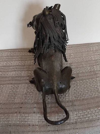Large sculpture of bronze Lion.Weight: 7.450 kg