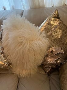 5 decorative pillows with a large beautiful laces curtain in brown and white colors
