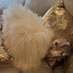 5 decorative pillows with a large beautiful laces curtain in brown and white colors