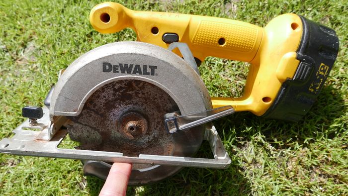 DEWALT DW936 Cordless Trim Saw +charger - works well
