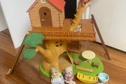 Sylvanian families tree house with accessories