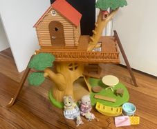 Sylvanian families tree house with accessories