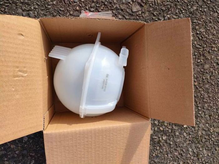 Volkswagen Polo coolant tank
