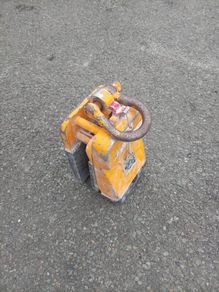 Stone slab lifting clamp