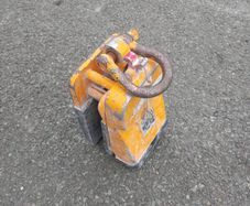 Stone slab lifting clamp