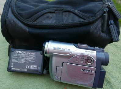 Hitachi DZ-MV2000E DVD and SD Camcorder w/16x Optical Zoom Tested & Working Bundle