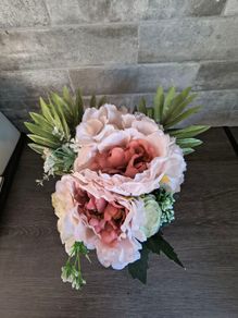 Artificial flower arrangement
