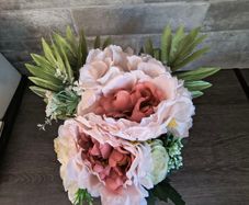 Artificial flower arrangement