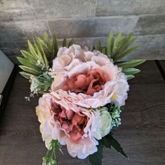 Artificial flower arrangement