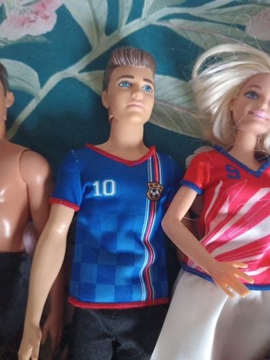 large bundle barbie /ken dolls