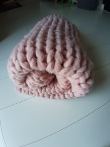 Knited blanket.