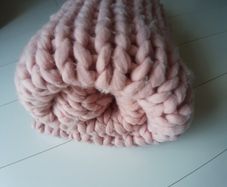 Knited blanket.