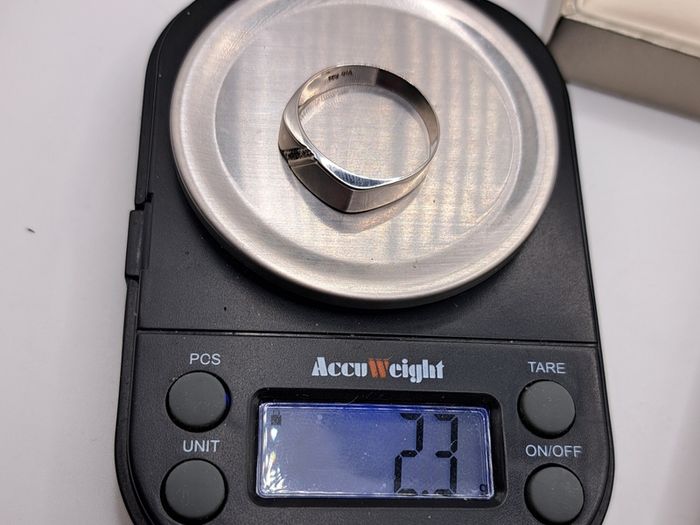 9ct white gold diamond ring size V
