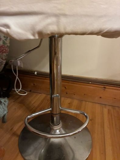 X2 cream stools