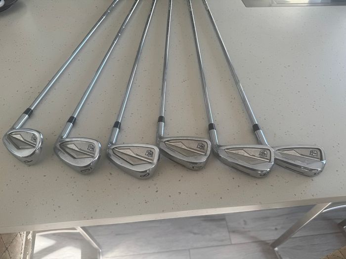 Wilson D9 Irons 5 pw z grip.
