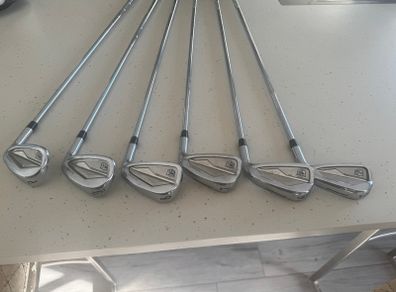 Wilson D9 Irons 5 pw z grip.