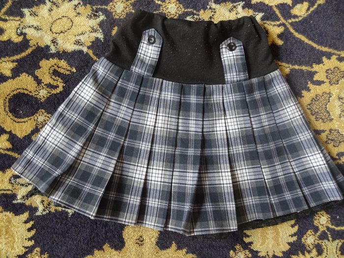 Girls pleated skirt 5-7yo
