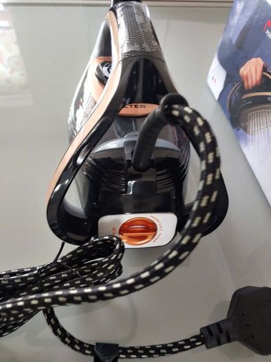 BRAND NEW Tefal FV8064 Puregliss Steam Iron
