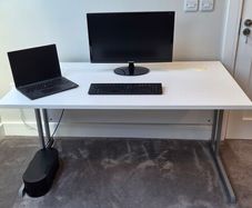 Modern White Office Desk: 140 x 80 x 70 cm.  Excellent Condition