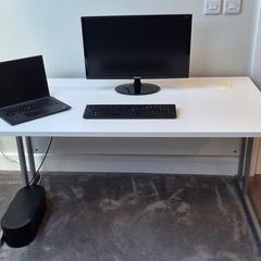 Modern White Office Desk: 140 x 80 x 70 cm.  Excellent Condition