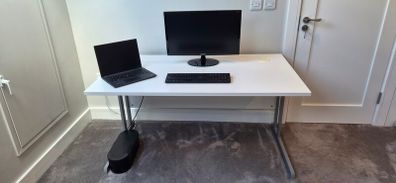 Modern White Office Desk: 140 x 80 x 70 cm.  Excellent Condition