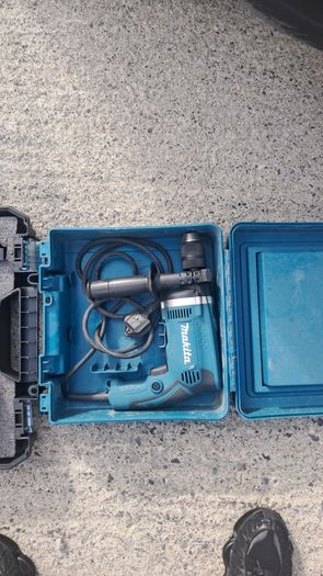 Makita HP2071 two-speed percussion drill the keyless-chuck versionwith side handle and case