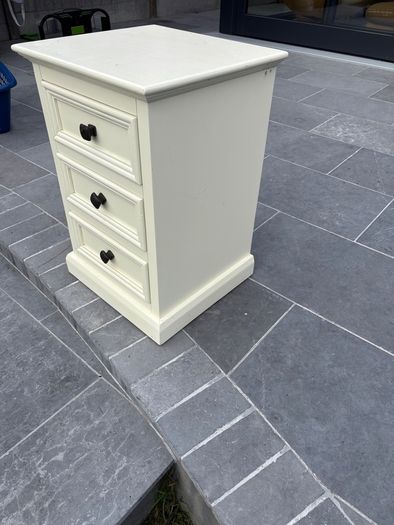 Bedside lockers