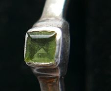 Vintage Sterling Silver 925 hallmarked Green Tourmaline Ring size R - 3,3g