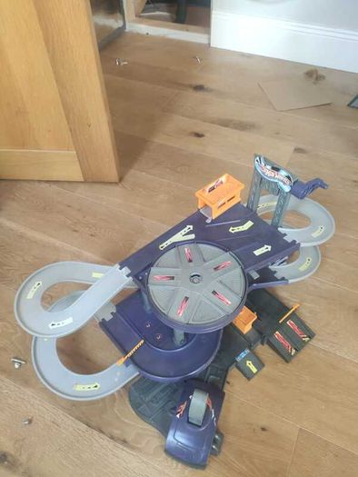 Hot Wheels Car Park & Track Set