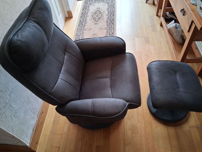 Recliner chair and footrest