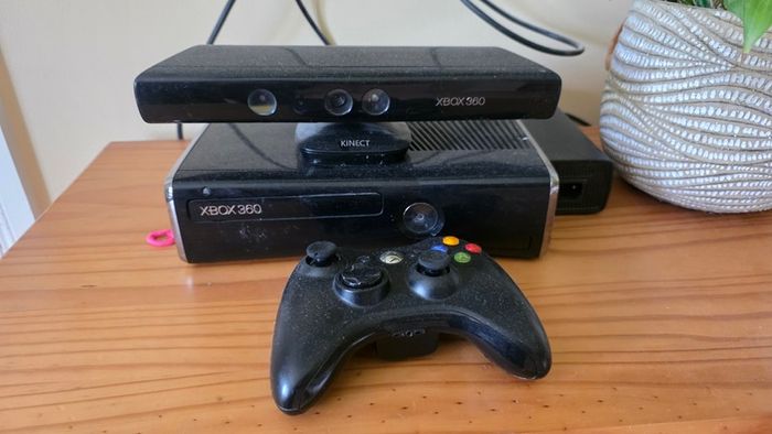 Xbox 360 + Kinect Bundle + 5 Games + Original Box Included