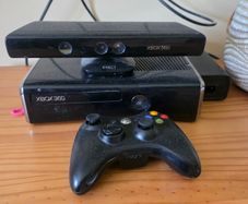 Xbox 360 + Kinect Bundle + 5 Games + Original Box Included