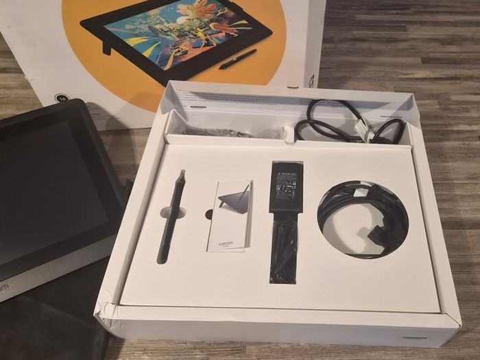 Wacom Cintiq 16 (DTK-1660) Pen Display, Boxed + Extra Wacom